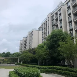 南京地铁4号线东流站，4室2厅2卫自住房屋出租。家电，冰箱， 洗衣机，中央空调等设备齐全。3300元每月含物业，房子靠近南外仙林小学紫东分校，南外初中紫东分校，江宁高级中学分校。 缩略图